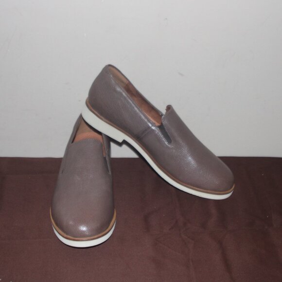 NWOB LADIES SOFT WALK SLIP ON SHOES - TAUPE LEATHER -  9 1/2W - Picture 1 of 7